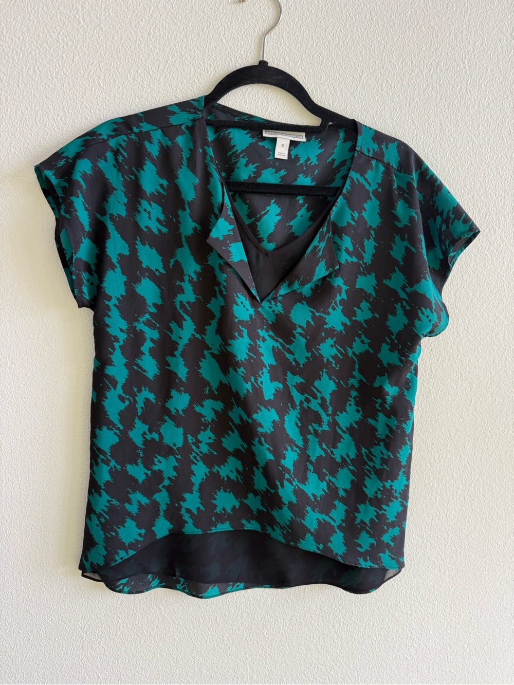 Dana Buchman Teal and Black V-Neck Printed Blouse